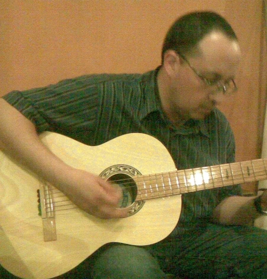Salvador tocando guitarra