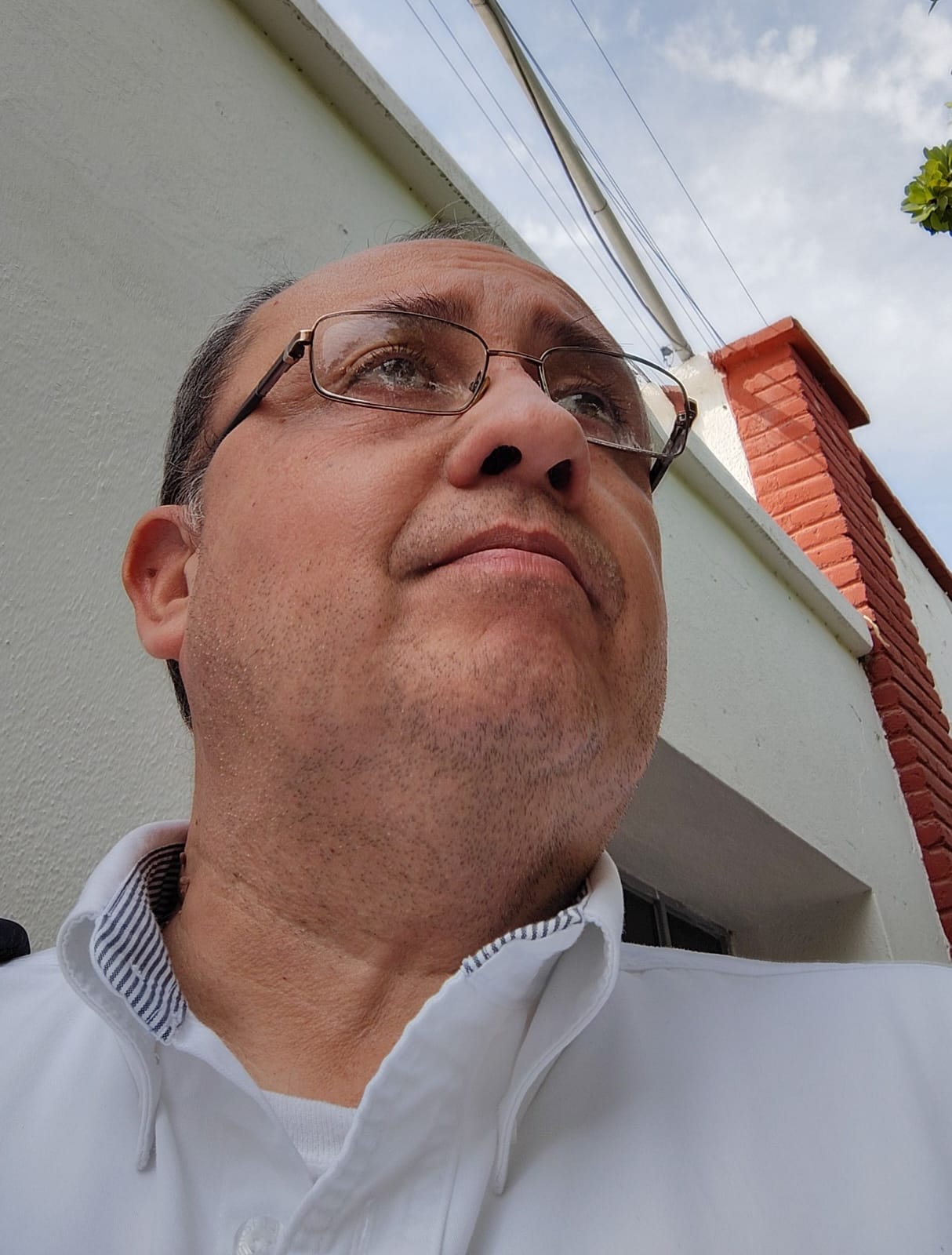Salvador frente a la Secretaria de Salud