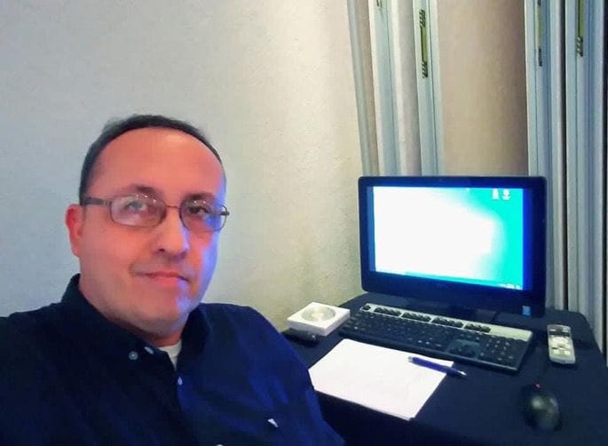 Salvador trabajando frente a una computadora